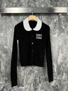 Kvinnors tröjor Miumiu/Miumiu 2023 New Women's Letter Pärled Doll Flip Collar Sticked Cardigan Top tröja