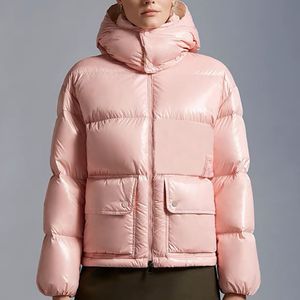 Fique elegante e aquecido neste inverno com a jaqueta feminina Monclairer Abbaye com bolsos quadrados, letras flocadas e um design casual com capuz nos tamanhos 0-4