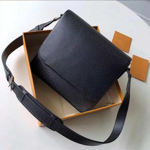 GOOD KVALITETS DESIGNER Portfölj Fashion Brand Men Bag Pu Leather Handväska berömd axelväska stor kapacitet Messenger väska Purse M3238V