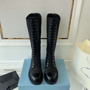 Oben Schwarz genähte Kampfstiefel aus Nylon mit hohem Schaft und kniehohem Schnür-Obermaterial, runder Spitze, flacher Kante, Dreiecksverzierung, Fabrikschuhe, Luxus-Designer-Schuhe