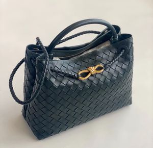 Andiamo Handwoven Cowhide Cannes Moviebag, Zarif B tarzı-V tek omuzlu çanta: Klasik zanaat, günlük lüks, şık metalik toka, yeşil matcha