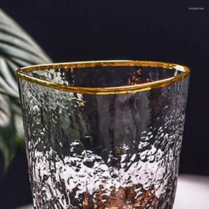 Vinglas med champagne flöjter glas kaffekoppar retro dekor klar s martini