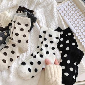 Kadınlar SOCKS Yün Polka Dot Kadınlar Orta Tüp Sonbahar ve Kış Kalın Sıcak Çember Japon Çorapları