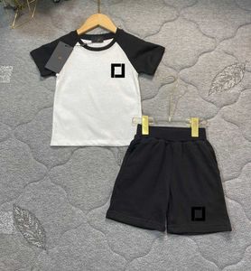 Marca bebê fatos de treino verão crianças conjunto de duas peças tamanho 100-150 emenda design menina menino camiseta e logotipo impresso shorts dez05