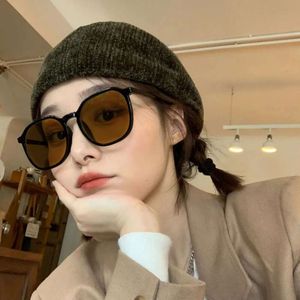 Wklęsła koreańska wersja zdjęcia na Instagramie Street, modne brązowe kobiety, wszechstronny styl pokazujący twarz, małe okulary przeciwsłoneczne dla kwadratowych mężczyzn