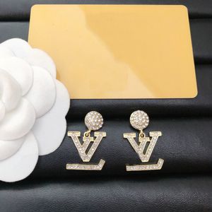 Varumärkesdesignerörhängen Letter Ear Stud Crystal Earrings Geometry Letters Fashion Women Earring Wedding Party Jewelry Classic Style