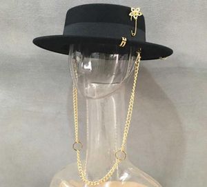 Schwarzer Fedora für Damen, Filz-Gold-Chian-Blumenbrosche, Bootshut, flacher Pork-Pie-Stil, breiter Krempe, verstellbarer klassischer Partyhut 2103834436