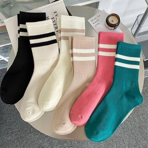 Frauen Socken japanische Mode Herbst Neuheit Süßigkeiten Farbe Baumwoll -Sport -Crew für Mädchen Preppy Striped Casual Casual