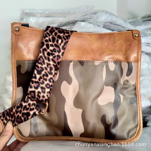 Kamouflage kvinnor axel crossbody väska solros tryckt vintage luxurys handväskor handväska med leopard gitarr rem medium satchel hobo väska