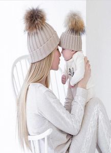 Mamma och baby matchande stickade hattar varm fleece virkning mössa hattar vinter mink pompom barn barn mamma huvudkläder hatt caps2123419