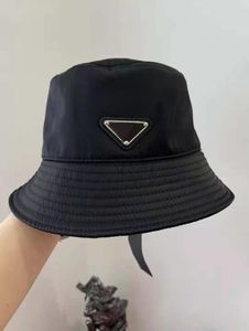 Women ReNylon Bucket Cloches Strip Cotton Lining Summer Sun Protection Cap Designer Men Enameled Metal Triangle Logo Beach Campan1232999