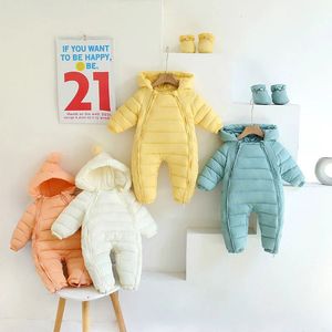 Strampler Lawadka 024M Winter Daunen Baumwolle Baby Mädchen Jungen Strampler Feste Kapuze Infant Overall Casual Schnee Warme Dicke Kleinkind Kleidung 231211