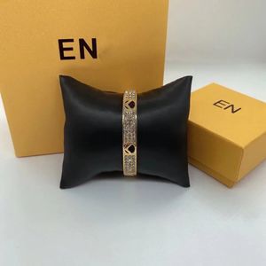 Stilista di lusso classico marchio da donna nuovo braccialetto aperto in oro rosa con diamanti squisito braccialetto semplice gioielli da donna regalo personalizzato di alta qualità