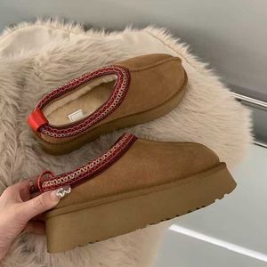 Scarpe da casa Pantofole da donna in pelliccia di neve super popolari in nuova pelle Pantofola con fascia integrata invernale a metà in cotone felpato spesso