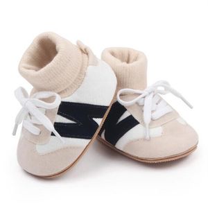 Sapatos de bebê recém-nascidos com letras de desenhos animados, sapatos infantis de couro fofos, meninos e meninas, sola macia, sapatos de berço, meias, primeiros caminhantes, 0-18 meses