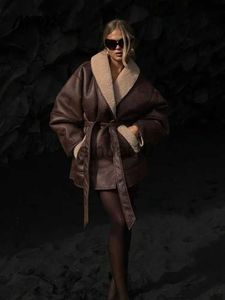 女性用革のフェイクレザーウィンターミズメイドフェイクシアリングジャケット女性用長い濃いフェイクテディファーベルトコート女性ファッションダブルフェイスストリートウェアJ231211