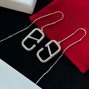 Stud Designer Küpe Kadınlar Love Lüks Rhinestone Pretty Diamonds Metal Kız Mahalleler Eğlence Ohrringe Klasik Mektuplar V Küpeler Yüksek kaliteli