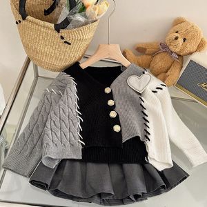 Kläder sätter två stycken flickor tröja hjärtapplikationer lapptäckmönster pullover tröjor hög midja grå veckad kjol 2 st barn kostymer 231211