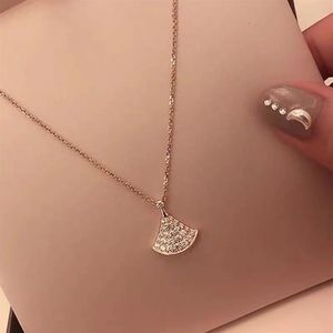 Fashion luxury small skirt diamond necklace ladies fan-shaped pendant rose gold creative high-quality gift266Q