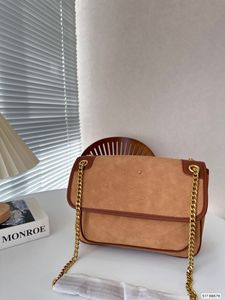 Borsa da postino, sobria, alla moda ed elegante con una personalità cool