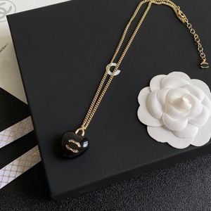 Halsband kanal designer halsband lyxiga smycken halsband fast färg bokstav kärlek design halsband mode casual klassisk stil juvelen julklapp