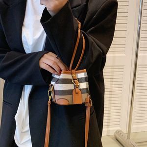 Sonbahar Mini Crossbody Moda Tasarımı ile Kadın Çantası Çok yönlü Çizme Kova Omuz Çantası