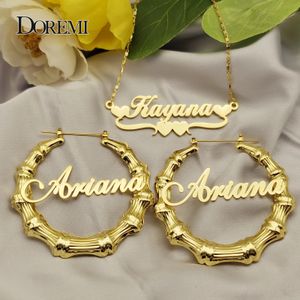 Hoop Huggie DOREMI Conjunto de brincos e colar com um nome, corrente de azulejo, brincos redondos de bambu, letra de bambu personalizada, brincos com nome personalizado, presente 231208