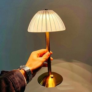 Decorative figurinesTable Lamp LED Touch Sensor Desktop Night Light Rechargeable Wireless Reading Lamp for Restaurant el Bar Bedroom Decor Light 231207