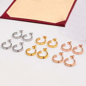 Orecchini alla moda e lussuosi in acciaio al titanio in oro rosa 18 carati a forma di cuore orecchini alla moda squisiti e semplici per regali di gioielli da donna