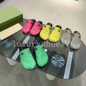 Designerskie kapcie drukowane haftowe sandały sandały Baotou Muler Skórzowe buty vintage buty g sandały metalowe marka płaska obcas