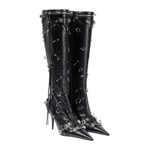 Kniehohe Stiefel aus Schaffell, Nietenschnalle, verzierter seitlicher Reißverschluss, Schuhe im Street-Stil, spitzer Zehenbereich, Stiletto-Absatz, hoher Stiefel, Luxus-Designer-Schuh für Frauen, Quastenstiefel