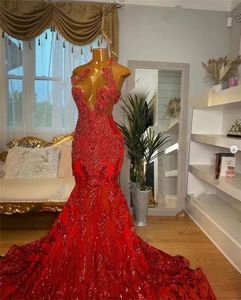 Röd halter lång prom klänning för svarta flickor 2024 pärlor Rhinestone Birthday Party Dresses Sequined Ruffles aftonklänning med cape es es es es es es es es es es es es es es es es