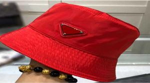 Luksusowy nylonowy kapelusz kubełkowy dla mężczyzn i kobiet Wysokiej jakości projektanci damskie męskie Sprężyn Lato Kolorowe czerwone skórzane metalowe czapki słońce nowe 4448086