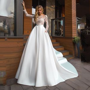 Satin-Illusion-Hochzeitskleider für Hochzeiten, bezaubernde, langärmlige, hohle, moderne Applikationen, bedeckte Knöpfe, Hofschleppe, A-Linie