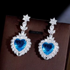 Stud CWWZircons Oceano Luz Azul Coração Em Forma de Zircão Cúbico Cristal Dangle Brincos Longos para Mulheres Festa de Casamento Desgaste CZ426 YQ231211