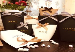 50 pzlotto Nero Bianco Abbronzante Francese quotMerciquot Sacchetto di Caramelle di Carta Regalo di Ringraziamento Contenitore di Caramelle Pacchetto Festa di Compleanno di Nozze Fa6653750