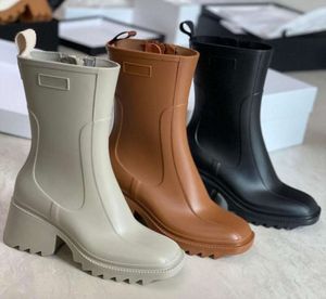 Luxurys tasarımcıları kadın yağmur botları İngiltere tarzı su geçirmez su geçirmez su yağmurları ayakkabı fermuar vintage kare baş ayakkabıları moda 122