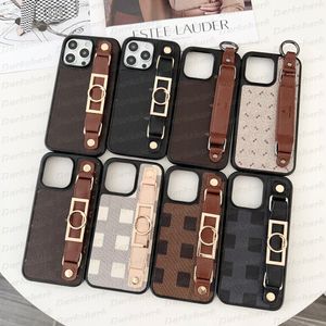 Luxury Wrist Band Telefonfodral för iPhone 15 14 13 12 Pro Max 11 Retro Designer Flower Letter Print Back Shell Anti-Scid Leather Protection Back Shell Finger Strap Cover