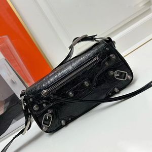 Le Cagole Tasarımcı Tote Çanta Flip Cover Deri E biriktirici Çanta Kadın Çanta Çantası Crossbody Motosiklet Çantası Trendi Bayanlar Perçin Çantaları Geniş Omuz Kayışları