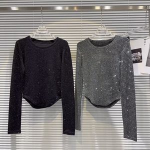 대형 프리 폴 프리 아가씨는 모조리, 밝은 실크 디자인, 구부러진 가장자리, 티셔츠 및 여성 조류로 덮여 있습니다.