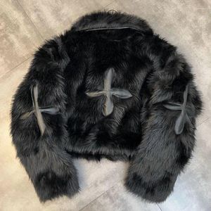 Kvinnors päls 2023 Winter Women Jacka Lapel långärmad lapp PU Cross Cotton Coat Simulate Wool Street Fashion Loose Leisure