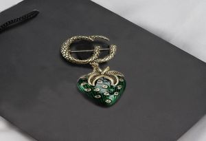 Designer Brosch Strawberry Pendant Fashion Womens Broschs Gravering Lyxsmycken Social Party Brosch High Quality6517970