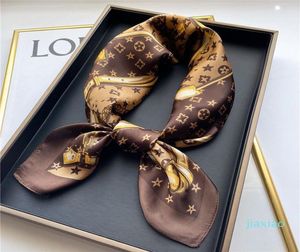 Lenço de designer cachecol Mulberry Silk Scarfs para mulheres leve quadrado cetim cabeça envoltório médio headband xale twilly personagem lett3931809