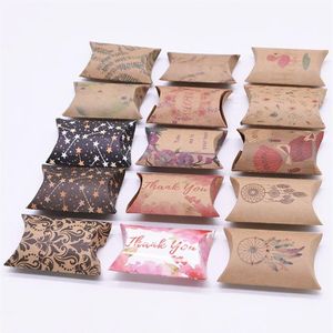 Hediye Sargısı 10 20 50 PCS Çok Desenli Baskılı Kraft Kağıt Kutuları Düğün iyilikleri için sevimli mini yastık şeklindeki şeker torbaları kutu paketleme 3140