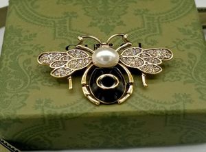 Famous Design Gold Bee Letters Luxurys Desinger Brooch Women Rhinestone Pearl Letter Brooches Suit Pin Fashion Jewelry Clothing De6771516