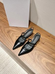サンダルトーテムラグジュアリーブランド女性靴本物の革ブラックローマレディフラットポイントフィートベアベルト薄いパンプスレディース