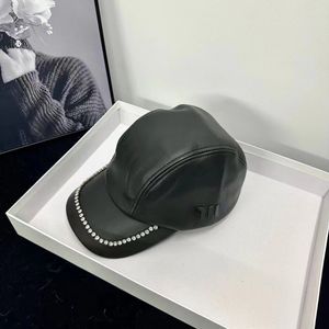 Berretti unisex Cappello equestre francese Cappello da lettera con strass per donna Autunno Inverno Berretto da baseball con testa grande in pelle PU nera per uomo