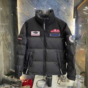 Herrenmantel Balencigss Daunenjacken 2023 Winter Neue europäische Herrenmode Trendiges Emblem bestickter Stehkragen Vielseitige warme Jacke