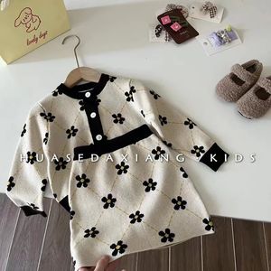 Vestidos da menina bebê meninas outono inverno lã conjunto coreano top flores impresso suéter cardigan saia curta duas peças terno doce 2 7 anos 231212