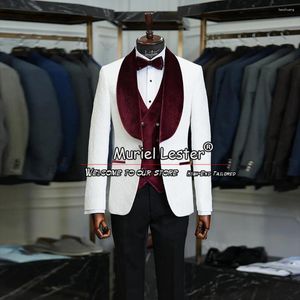 メンズスーツバーガンディウェディングフォーマルホワイトジャウクアードジャケットベストパンツ3ピースタキシードステーラーメイドの男性ファッション服